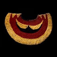 'Ahu 'ula (feather cape)
Hawaiian. Late 18th century C.E. Feathers and fiber
Cloaks and helmets were beautiful in colour and design, intricately crafted, and of unusual materials. To add to their appeal, stories could be told of their effectiveness as armour in battle helmets strong enough to ward off blows to the head, cloaks that acted like flak jackets against sling stones and other weapons. 'Ahu 'ula (feather cape)
Hawaiian. Late 18th century C.E. Feathers and fiber
Cloaks and helmets were beautiful in colour and design, intricately crafted, and of unusual materials. To add to their appeal, stories could be told of their effectiveness as armour in battle helmets strong enough to ward off blows to the head, cloaks that acted like flak jackets against sling stones and other weapons.