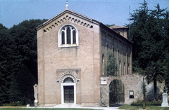 Arena Chapel Exterior
Padua Italy, Architect unknown, Chapel 1303, Brick
Called Arena chapel as it was built over an ancient Roman arena
Scrovegni was wealthy man who commisioned it
Built to counter act the sin Scrovegni's father recieved as he was a banker Arena Chapel Exterior
Padua Italy, Architect unknown, Chapel 1303, Brick
Called Arena chapel as it was built over an ancient Roman arena
Scrovegni was wealthy man who commisioned it
Built to counter act the sin Scrovegni's father recieved as he was a banker