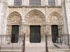 Chartres Cathedral Great Portal of West Facade
Royal portal because jamb figures depict Old Testament kings/queens, connection between french and biblical royal
Portals used by church hierarchy not common folk
Jamb statues in front of wall, almost fully rounded different from Romanesque figures that are flat
Jamb figures very long and linear, anatomical inaccurate
Upright, rigid, elongated figures reflect vertical columns behind, vertical nature of building
Rich courtly dress and vertical folds
Humanized individualized faces
Central typanum- Christ as Judge of the World (Last Judgement)
Left Typanum- Christs Ascenion
Right Tympanum- Christ on Virgins Lap
Rose Window Chartres Cathedral Great Portal of West Facade
Royal portal because jamb figures depict Old Testament kings/queens, connection between french and biblical royal
Portals used by church hierarchy not common folk
Jamb statues in front of wall, almost fully rounded different from Romanesque figures that are flat
Jamb figures very long and linear, anatomical inaccurate
Upright, rigid, elongated figures reflect vertical columns behind, vertical nature of building
Rich courtly dress and vertical folds
Humanized individualized faces
Central typanum- Christ as Judge of the World (Last Judgement)
Left Typanum- Christs Ascenion
Right Tympanum- Christ on Virgins Lap
Rose Window