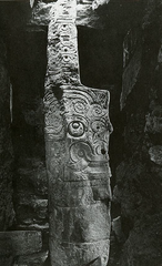 Chavin de Huantar Lanzon Stela
Granite
insdie the Old temple of Chavin, large maze-like system of hallways
Center underground in the Lanzon
15 ft tall, blade shape
Depicts powerful figure part human (body) and part animal (claws/fangs)
Head of snakes and face of a jaguar
Eyebrows terminate in snakes
Flat relief, designs in a curvilinear patter
Served as a cult figure
Center of pilgrimage, few had access to this sacred stone
Modern scholars believe the stone acted as an oracle hence its importance in the pilgrimage Chavin de Huantar Lanzon Stela
Granite
insdie the Old temple of Chavin, large maze-like system of hallways
Center underground in the Lanzon
15 ft tall, blade shape
Depicts powerful figure part human (body) and part animal (claws/fangs)
Head of snakes and face of a jaguar
Eyebrows terminate in snakes
Flat relief, designs in a curvilinear patter
Served as a cult figure
Center of pilgrimage, few had access to this sacred stone
Modern scholars believe the stone acted as an oracle hence its importance in the pilgrimage