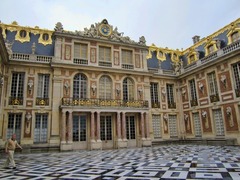 Courtyard of Palace at Versaille Courtyard of Palace at Versaille