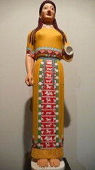 Peplos Kore from the Acropolis
Archiac Greek. c. 530 B.C.E. Marble, painted details
Greeks painted their sculptures in bright colors and adorned them with metal jewelry Peplos Kore from the Acropolis
Archiac Greek. c. 530 B.C.E. Marble, painted details
Greeks painted their sculptures in bright colors and adorned them with metal jewelry